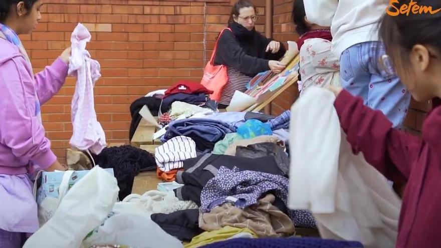 Deu escoles gironines posen en marxa una campanya de recollida de residus tèxtils