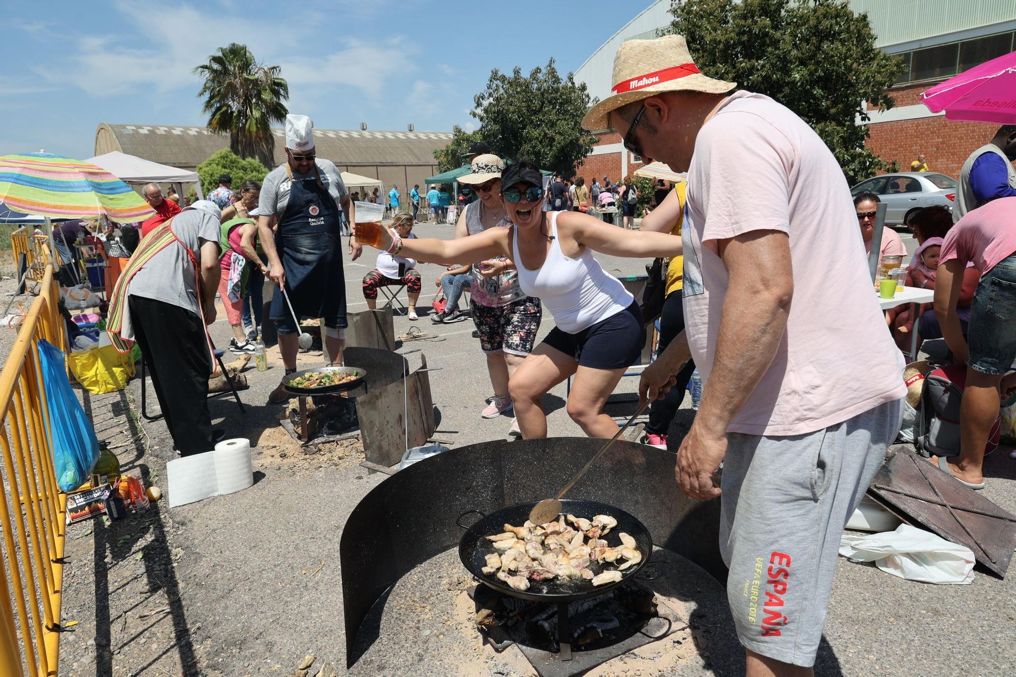 Mil trescientos castellonenses disfrutan del sol y las paellas en el Segon Molí