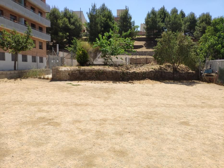 És la zona d'esbarjo per a gossos més gran, però no té font ni cap ombra. Al costat hi ha una àrea d’agilitat canina