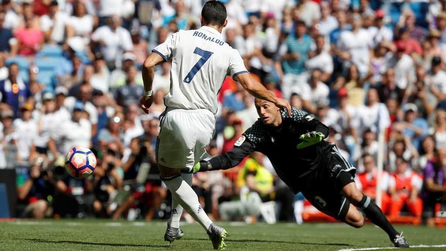 Cristiano Ronaldo logra el primer gol del Real Madrid ante Osasuna en el partido de la primera vuelta en el Bernabéu (5-2).