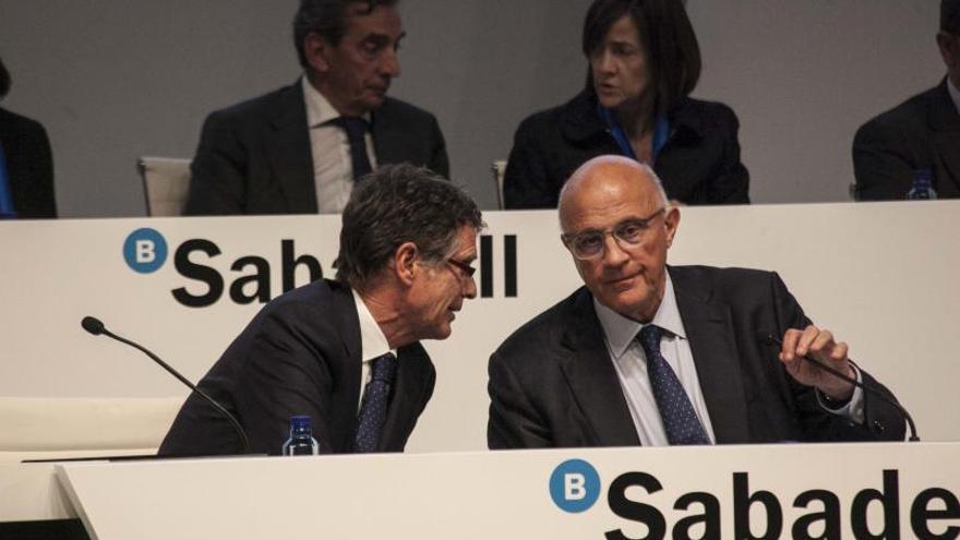 Jaume Guardiola y Josep Oliu, en una junta de accionistas del Sabadell.