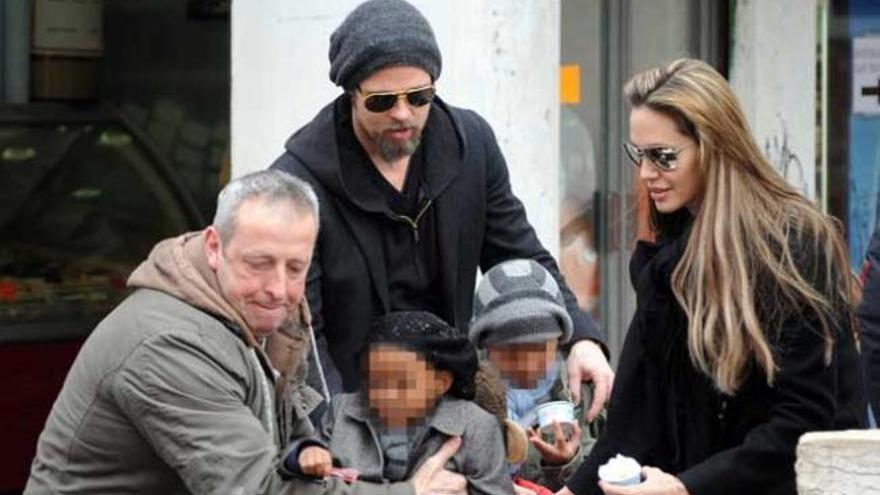 Brad Pitt y Angelina Jolie, con sus hijos.