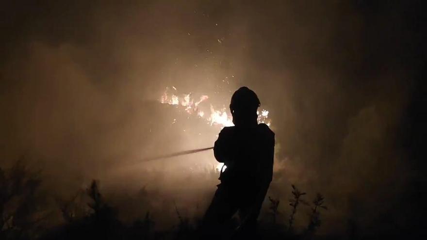 En video | Así ataca el operativo de Infoar ataca las llamas del incendio de Las Peñas de Riglos