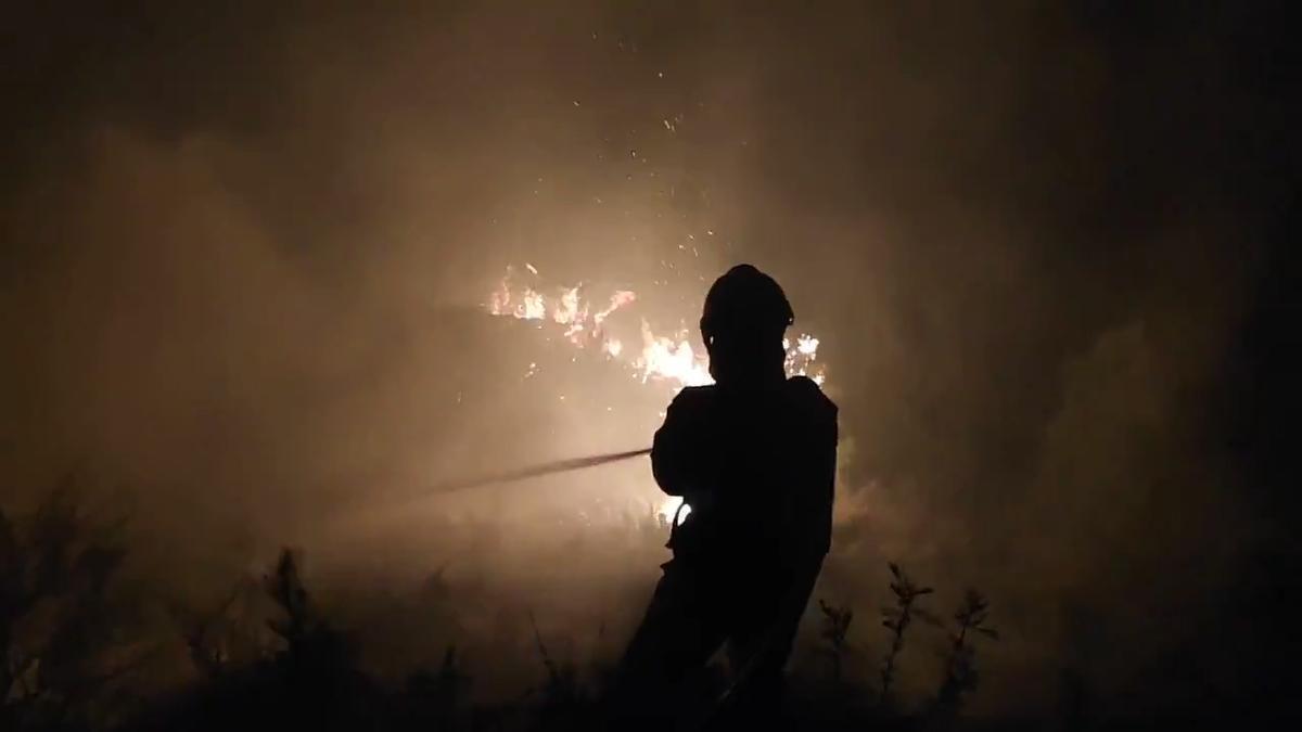 En video | Así ataca el operativo de Infoar ataca las llamas del incendio de Las Peñas de Riglos