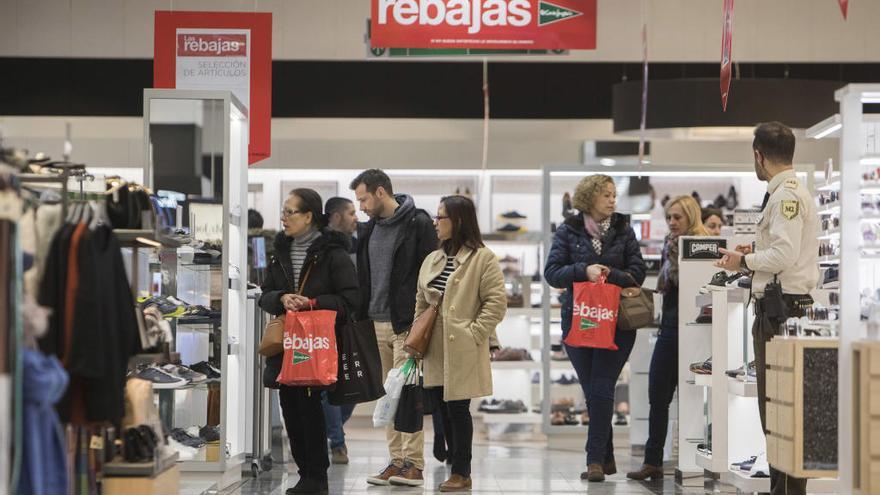 El Corte Inglés de Castelló arrancó ayer el periodo de rebajas con grandes descuentos y una gran afluencia de clientes.