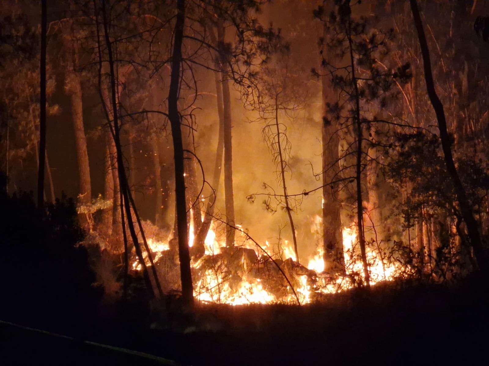 El incendio declarado ayer en Xiabre obliga a enfrentarse a las llamas durante toda la madrugada.