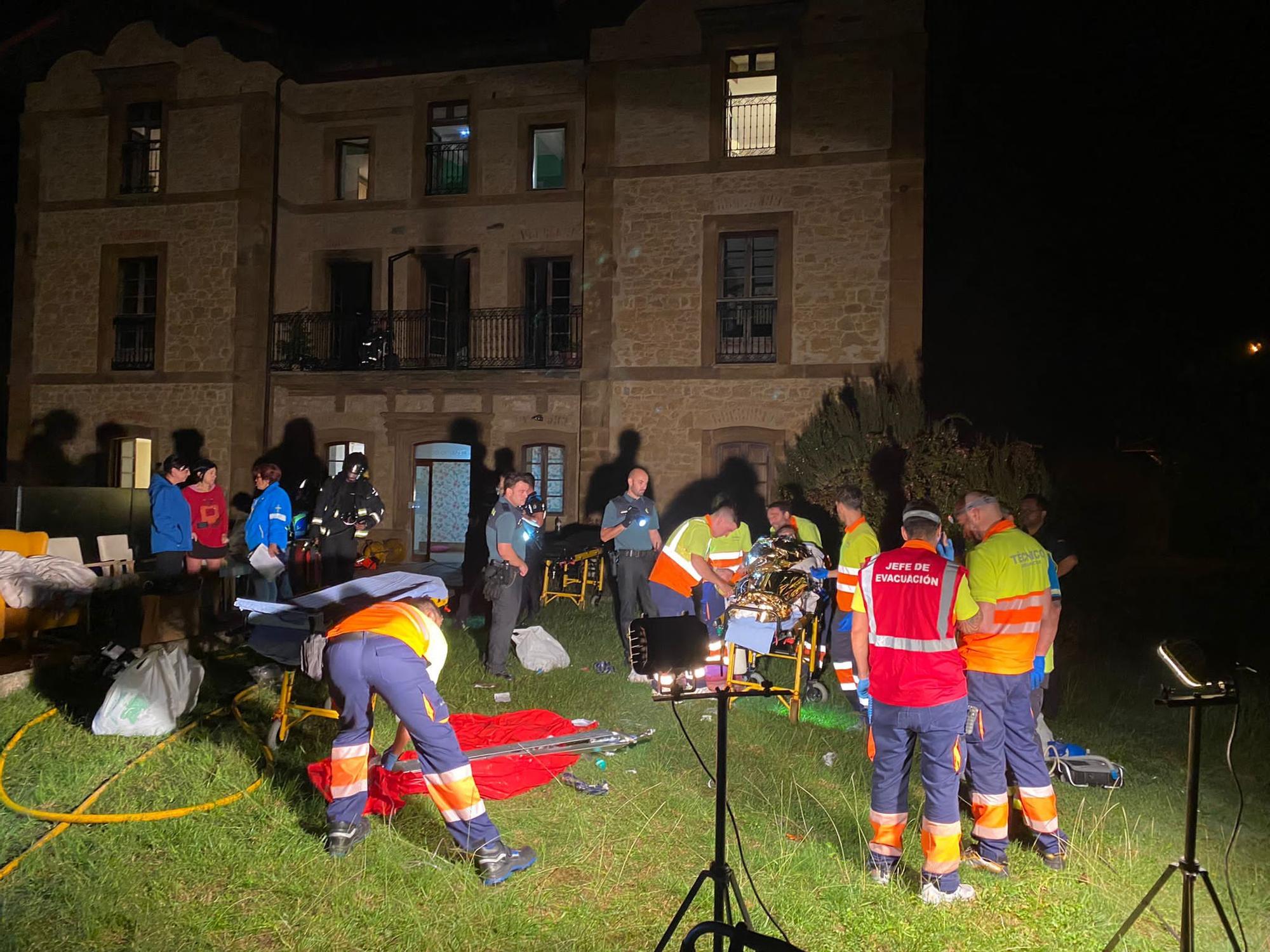 En imágenes: Grave incendio en la residencia de ancianos de Leceñes (Siero)