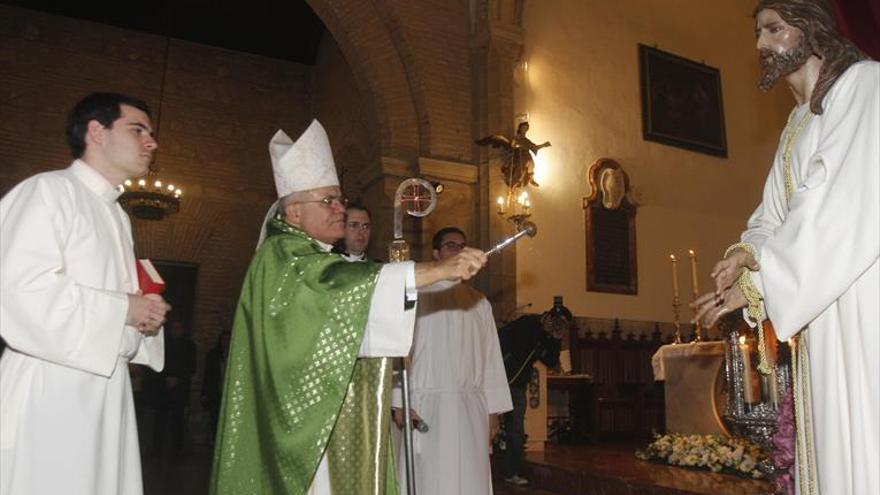 El obispo bendice la imagen de Jesús de la Bondad
