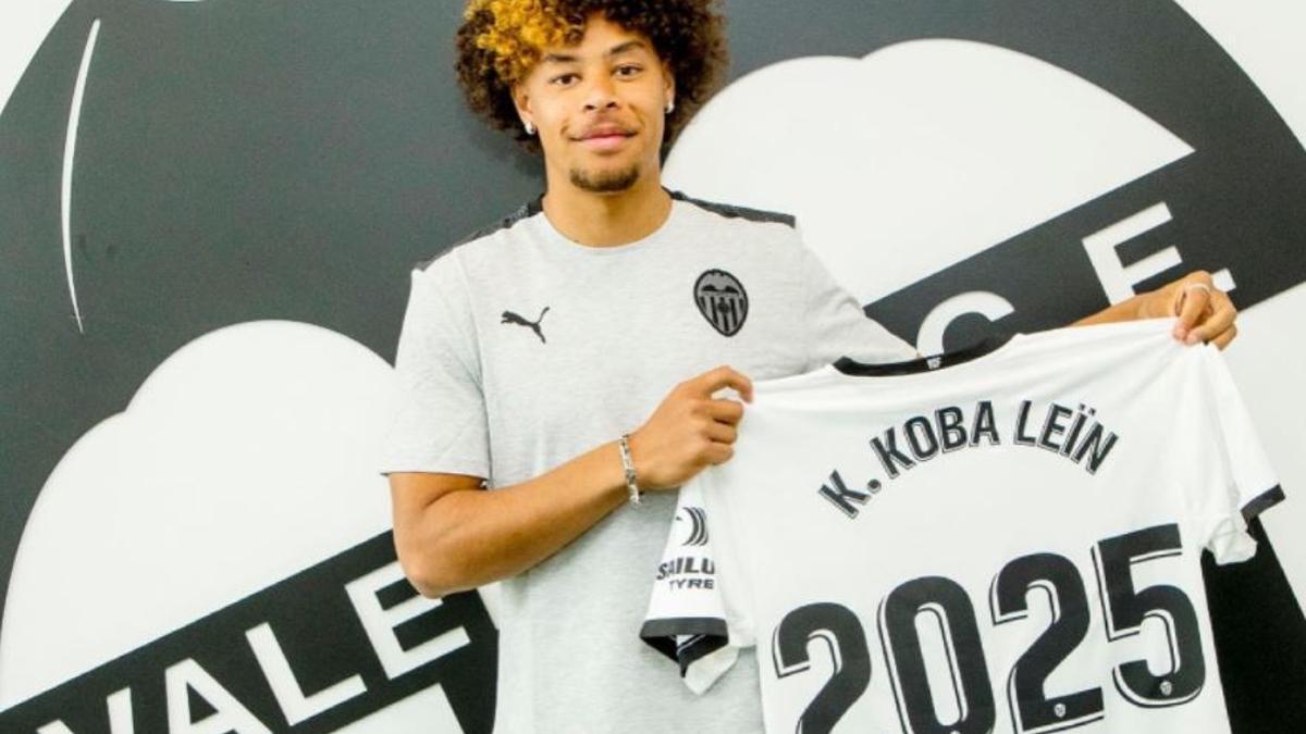 Koba, al firmar su renovación con el VCF