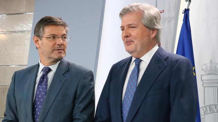Els ministres Catalá i Méndez de Vigo després del Consell de Ministres