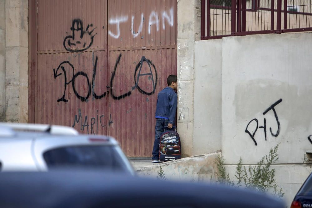 El colegio Anselm Turmeda de Palma, tomado por la Policía