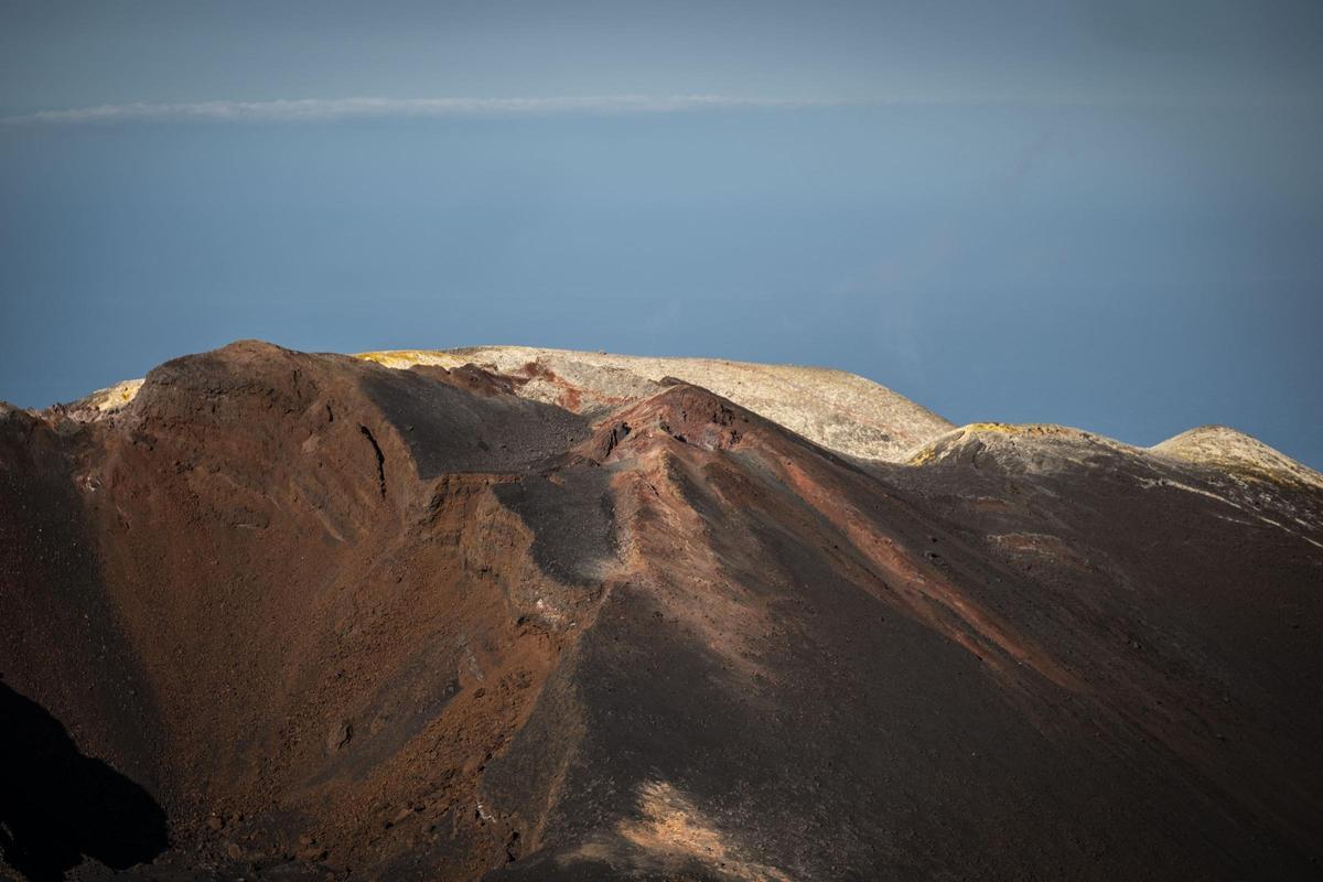 Visita al cono volcánico del Tajogaite
