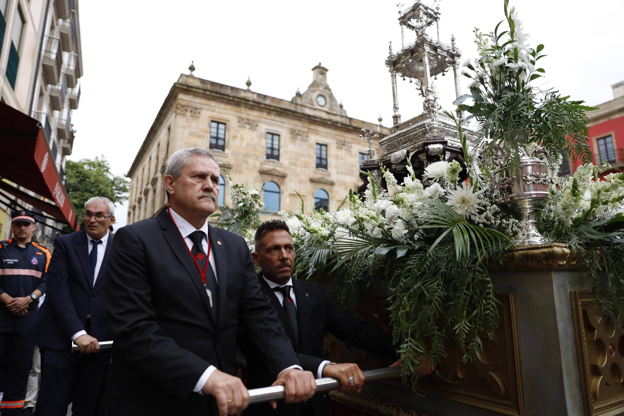 Pétalos, incienso, niños... así fue la procesión del Corpus Christi en Gijón (en imágenes)