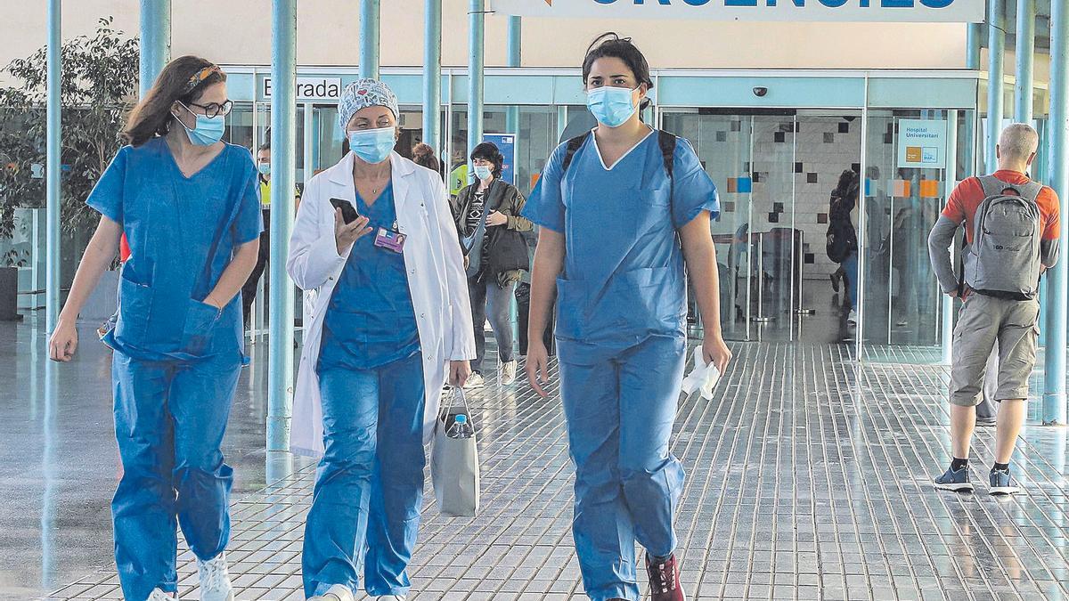 Sanitarios a la entrada del Hospital del Mar, en Barcelona.