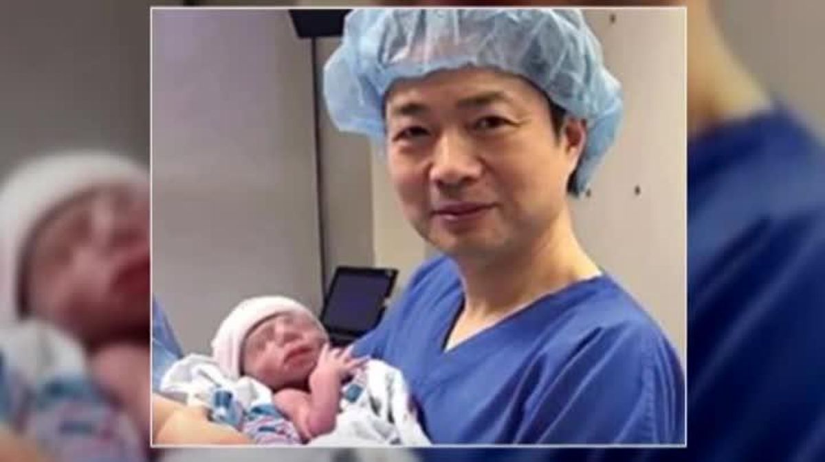 El doctor John Zhang sosté Abrahim Hassan, primer nadó nascut de l’ADN de tres persones.