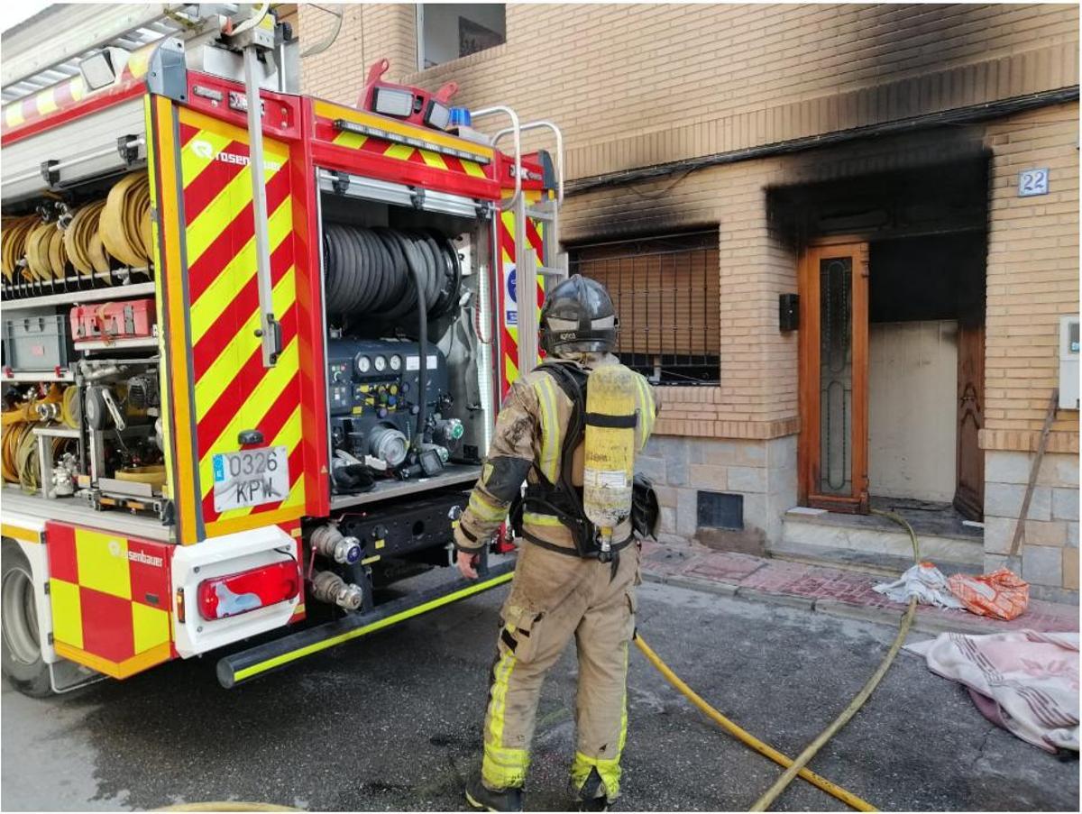 Bomberos en la vivienda donde se ha originado el incendio.