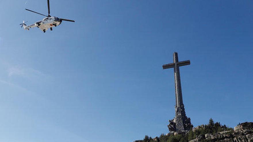 L&#039;helicòpter amb les restes de Franco sortint del Valle de los Caídos.