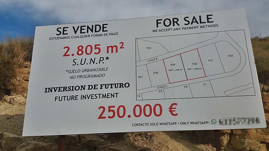 Cartel que anuncia ahora la venta de la parcela donde se ubica el yacimiento arqueológico. | J.A.RICO