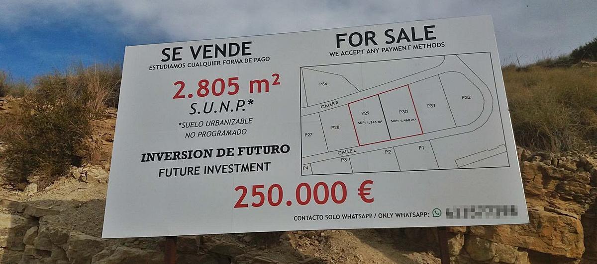 Cartel que anuncia ahora la venta de la parcela donde se ubica el yacimiento arqueológico. | J.A.RICO