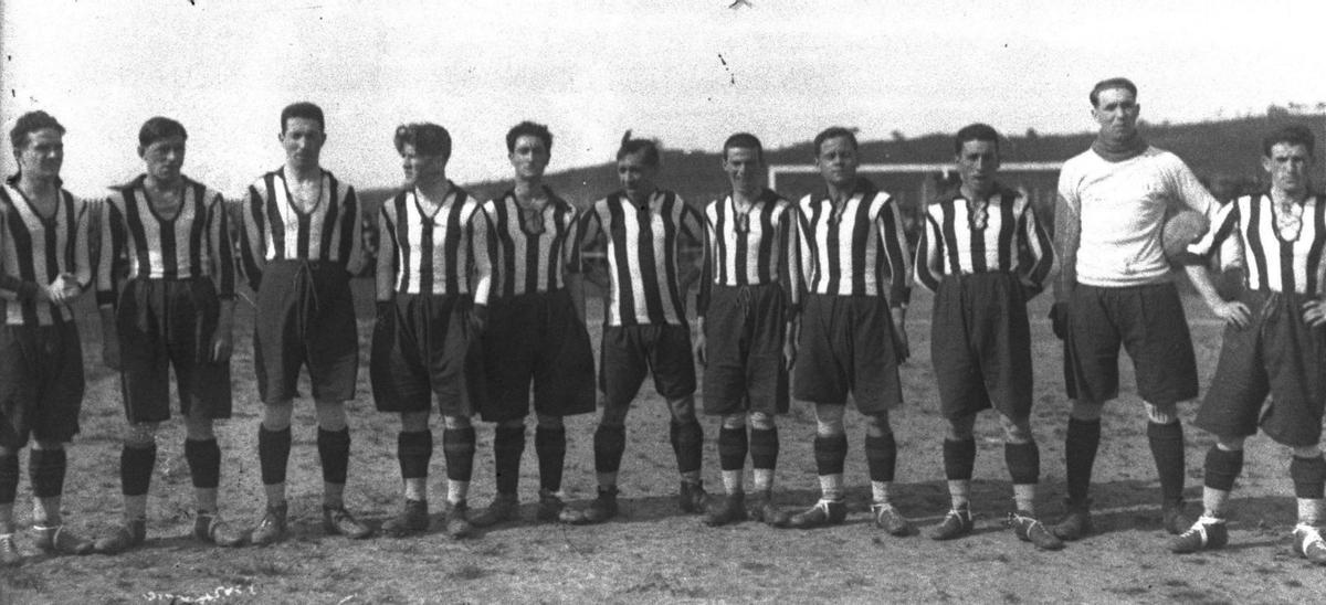 Formación del Sporting en el partido de vuelta de la Copa ante el Valencia en 1923. De pie, por izquierda, Germán, Candasu, Arcadio, Morilla, Virgilio, Corsino y Bolado. Agachados, Amadeo, Palacios, Manolín Argüelles y Salas.
