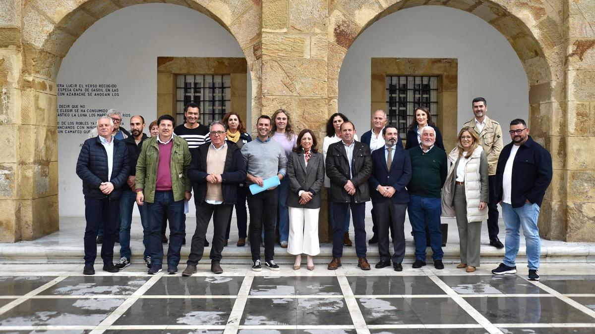 La presidenta del PP de Málaga, Patricia Navarro, junto al alcalde de Cortes de la Frontera, José Antonio Zurera, y su equipo de Gobierno.