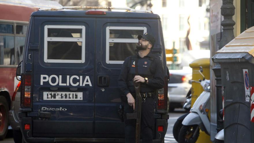 Un policía hoy, de vigilancia en Valencia.