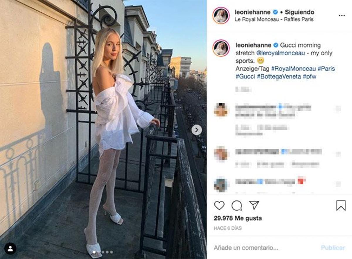 La 'it girl' alemana Leonie Hanne con las sandalias de Bottega Veneta