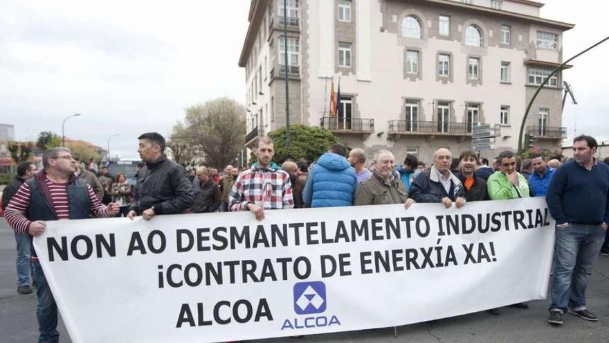 Protesta de trabajadores de Alcoa, ante la Delegación del Gobierno en Galicia.