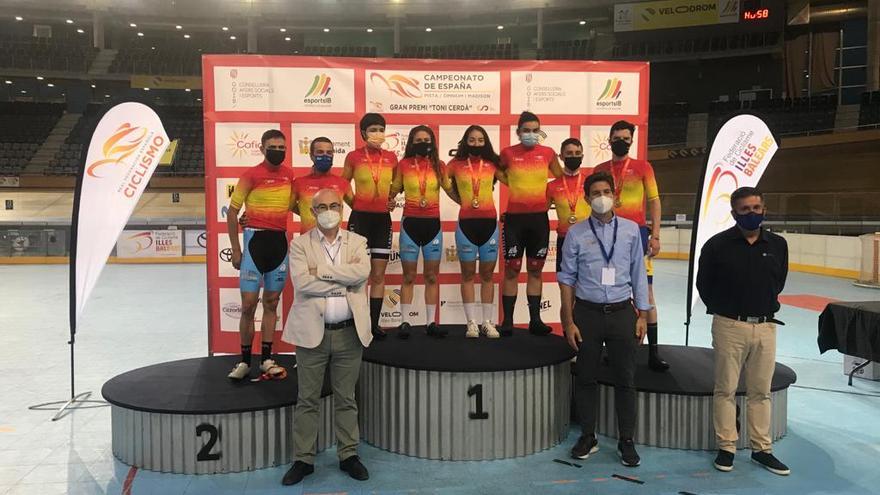 Los campeones de España de las distintas categorías posan en el podio con sus maillots.