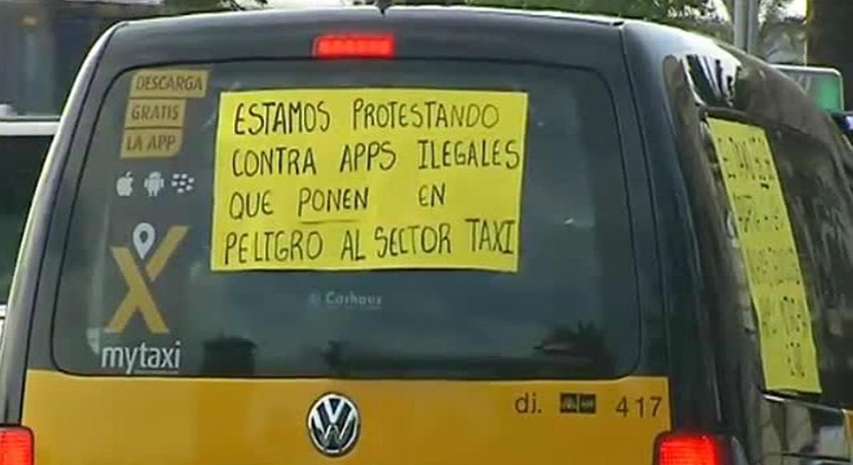 Huelga de 24 horas de los taxistas de Barcelona contra el intrusismo de la empresa Uber, una plataforma que conecta conductores particulares y usuarios a través de aplicaciones en el móvil.