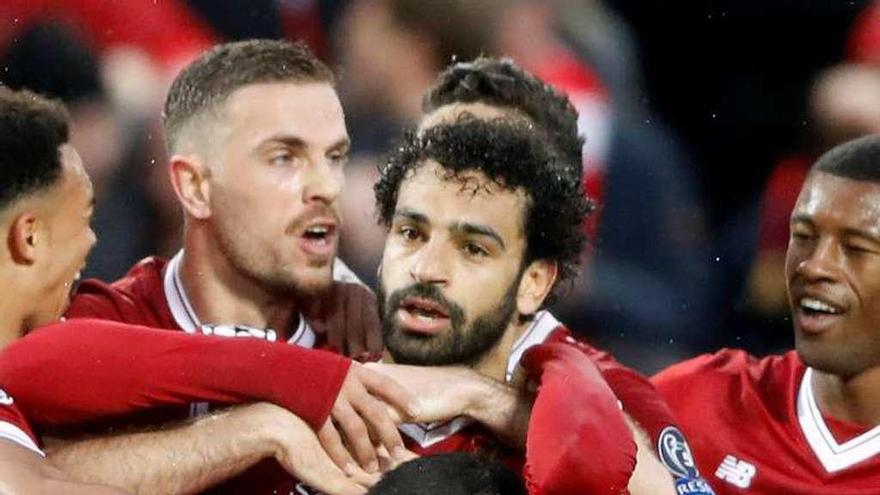 Salah es abrazado por sus compañeros tras marcar el 1-0.