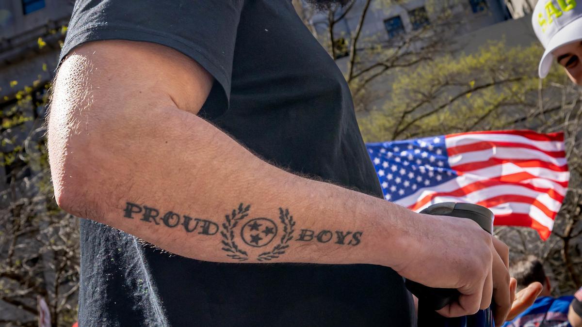 Seguidor de los Proud Boys en el juicio a Donald Trump en Nueva York