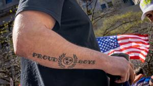 Seguidor de los Proud Boys en el juicio a Donald Trump en Nueva York