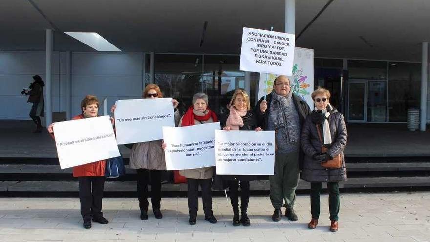 Responsables de la asociación, durante la concentración celebrada en las puertas del Hospital Provincial.