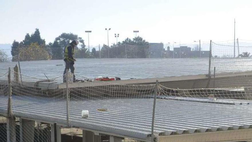 Un obrero sobre la obra de la sala de &#039;fitness&#039; en diciembre de 2015.