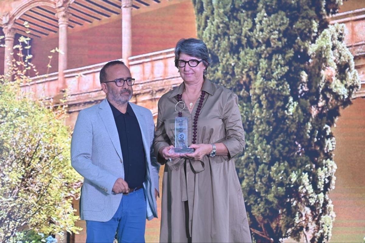 Miguel Ángel Morales, presidente de la Diputación entrega el premio a LOla Miguel de El Encinar de Humienta.
