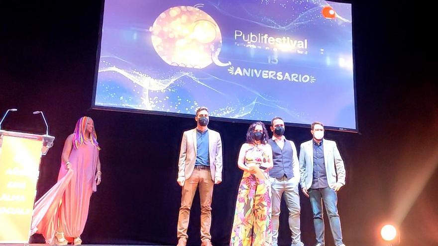 La cantante Lucrecia y los representantes de Seis60 durante la entrega de premios de PubliFestival.