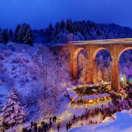 El mercadillo de Navidad más impactante de Europa: bajo un viaducto en la Selva Negra