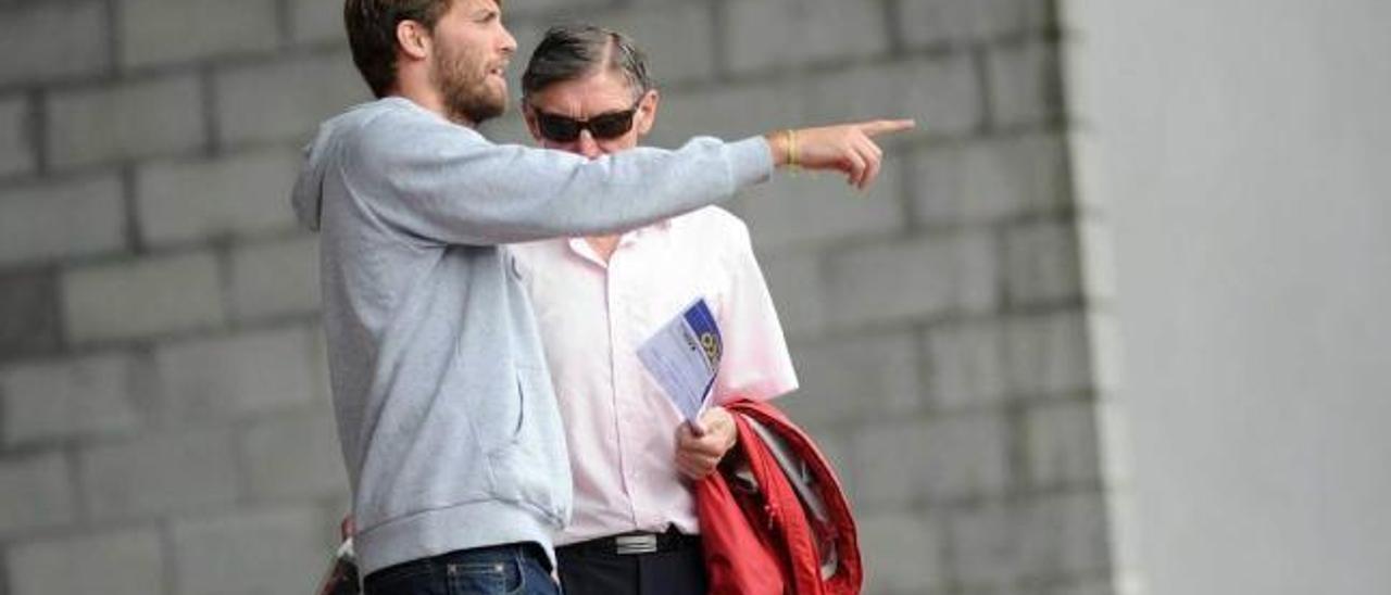 Michu, con su padre, presenciando un encuentro en Ganzábal esta temporada.