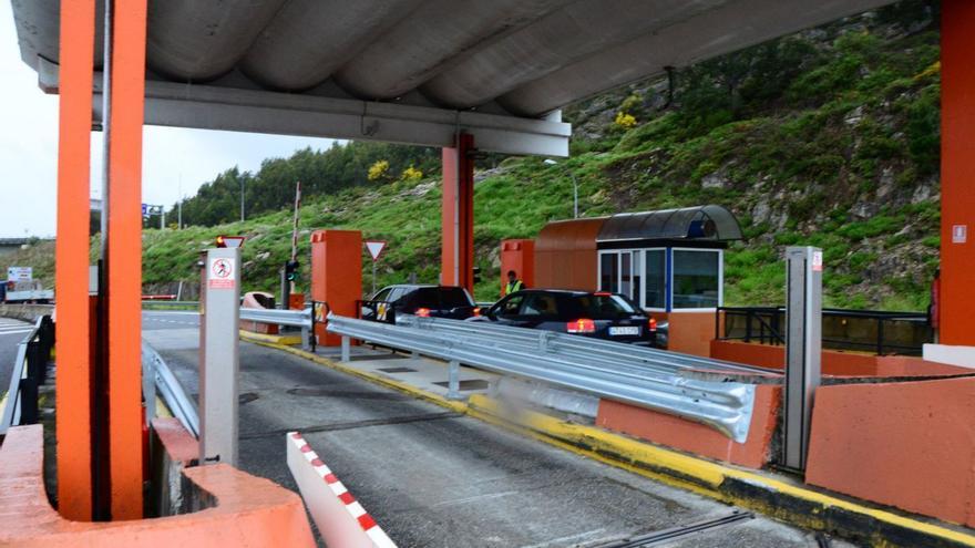 Vehículos en una cabina de peaje en la AP-9. |   // G. NÚÑEZ