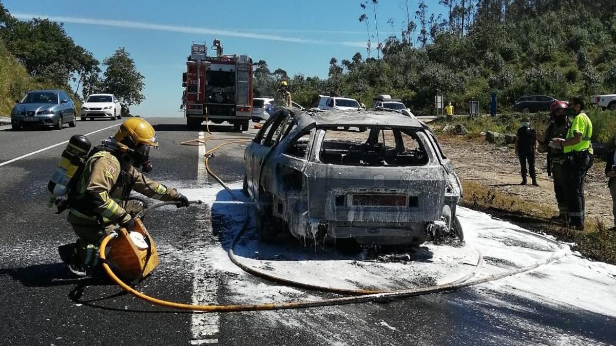 Los bomberos atajando las llamas.