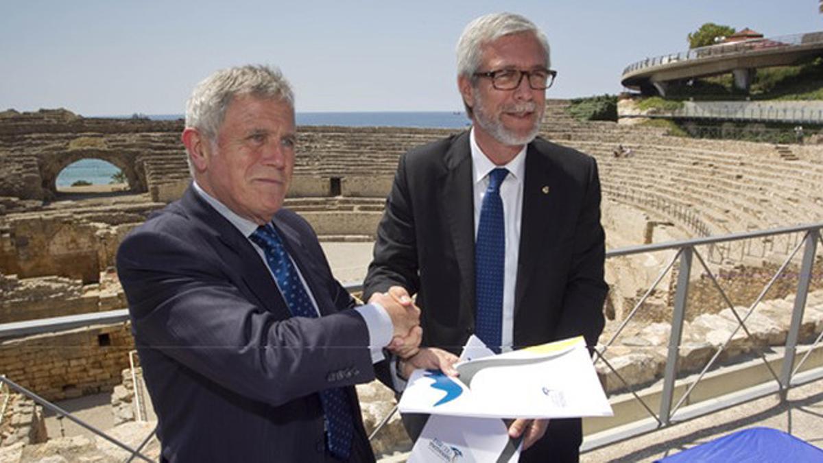 El director general del Grupo Damm, Enric Crous (izquierda), y el alcalde de Tarragona y presidente del comité organizador de los Juegos Mediterráneos,&amp;#160;Josep Fèlix Ballesteros, durante la firma del acuerdo de patrocinio