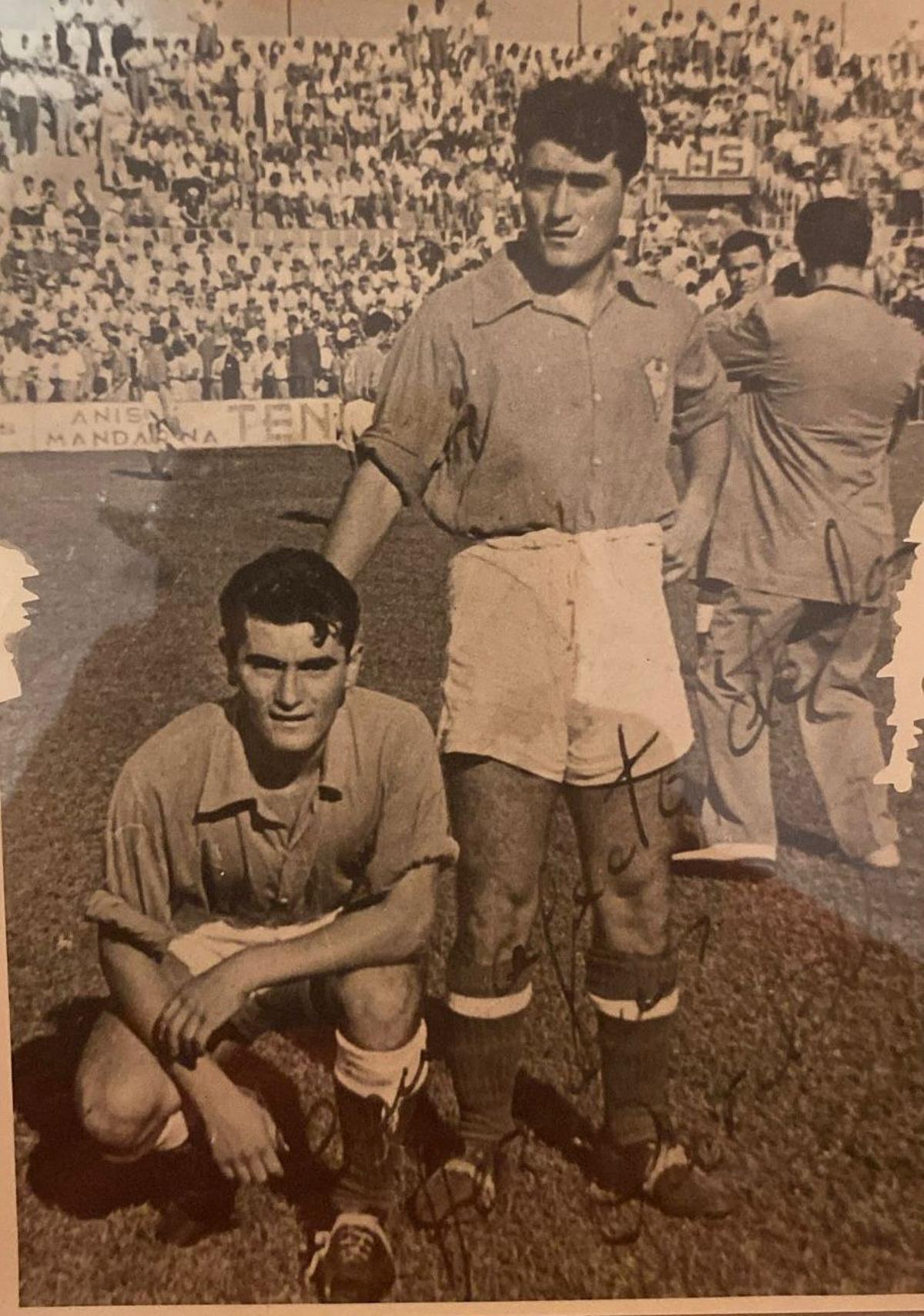 Bautista Cardell, de pie, junto a su hermano Fermín, con la camiseta del Alicante.