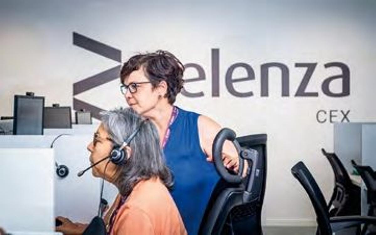 Dos trabajadoras del centro de atención al cliente de WiZink en Zaragoza, ahora gestionado por la firma Zelenza.