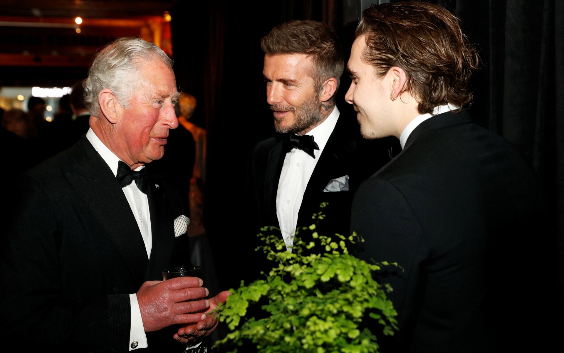 David Beckham y su hijo Brooklyn junto al príncipe Carlos en 2019.
