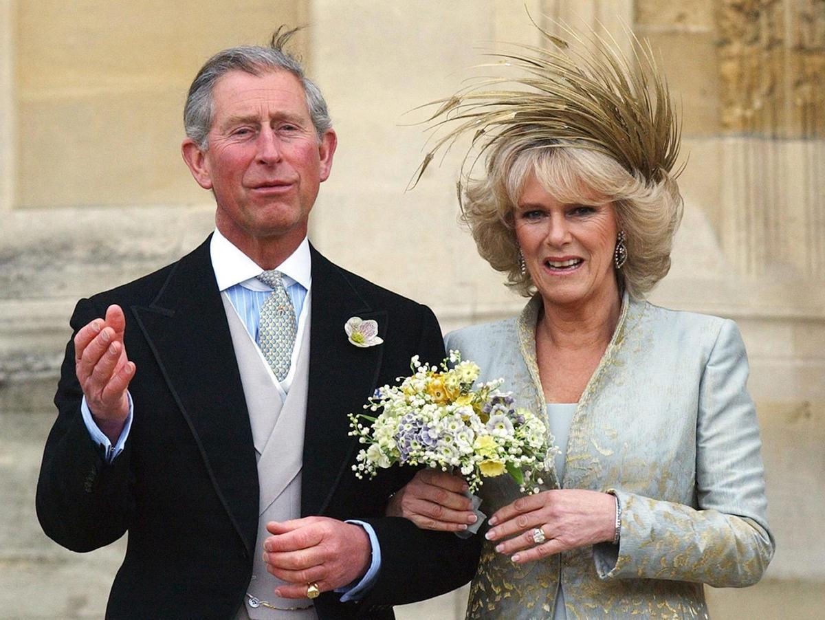 Príncipe Carlos de Inglaterra.  El príncipe Carlos de Inglaterra (i) y su ya esposa, Camilla Parker Bowles (d), salen de la capilla de San Jorge en el castillo de Windsor, donde han recibido la bendición religiosa después de casarse por lo civil en el ayuntamiento de Windsor, Inglaterra, Reino Unido