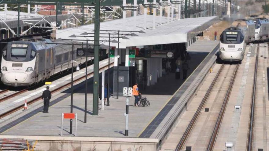 A la izquierda, tren en pruebas por la línea de alta velocidad, llegando a la estación de Zamora. A la derecha, Alvia comercial Madrid-Galicia.