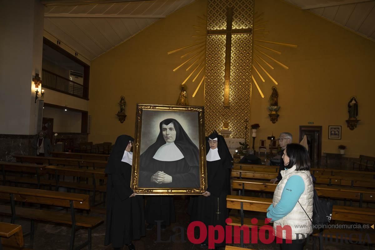 Así ha sido el traslado del cuatro y la reliquia de Santa Teresa de Jornet desde el Asilo hasta la Parroquia de la Concepción en Caravaca