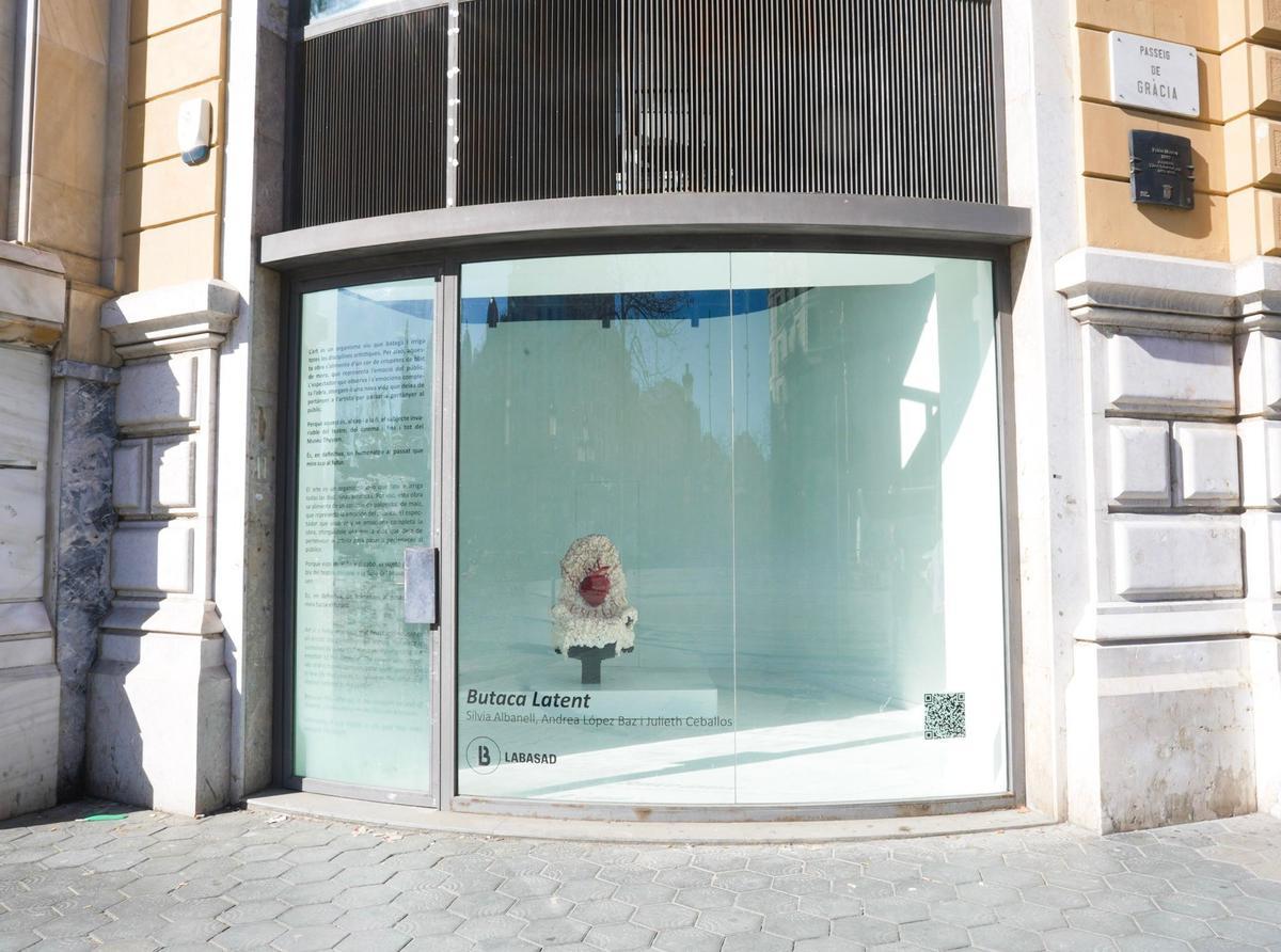 Detalle de la butaca intervenida que se puede ver en el futuro Thyssen de Barcelona