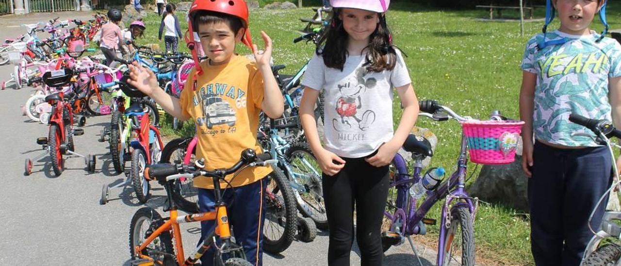 A la izquierda, Daniel Álvarez, Carla López y Miguel Echevarría se disponen a coger sus bicis. A la derecha, Nora Martínez, Antonio Fernández, Luis Fonseca, Lucía Palomares y Alfonso Gafo, en un descanso.